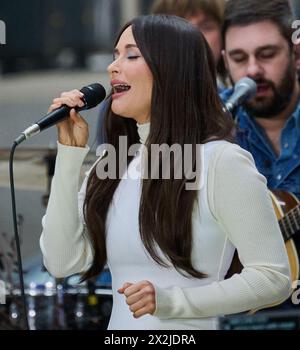 NEW YORK, NY, USA - 15. MÄRZ 2024: Kacey Musgraves tritt in der „Today“ Show Concert Series von NBC auf dem Rockefeller Plaza auf. Stockfoto