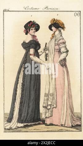 Frau mit schwarzem Strohhut, Schürze aus Krepp 1 (PL. 577) und Frau mit Strohhut und Taft auf einer Mütze, rosa Seidenkleid, indischer weißer Musselin-Schal 2 (PL. 576 in der Pariser Ausgabe). Chapeau de Paille noire, Tablier-Robe en Crepe 1, Chapeau moitie paille sur un bonnet 2. Handkolorierter Kupferstich aus Pierre de la Messengere’s Journal des Dames et des Modes, Francfort sur le mein (Frankfurt) 1804. Nach Illustrationen von Carle Vernet, Jean-Francois Bosio, Dominique Bosio und Philibert Louis Debucourt. Stockfoto