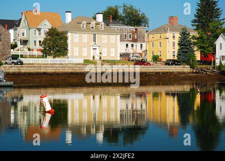 Historische Kolonialhäuser in Portsmouth, New Hampshire, spiegeln sich im ruhigen Wasser des Flusses wider Stockfoto