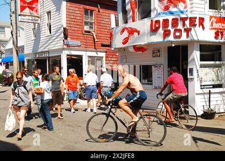 Die Menschen genießen einen warmen, sonnigen Sommertag auf der Commercial Street im Zentrum von Provincetown in Cape Cod, Massachusetts New England Stockfoto