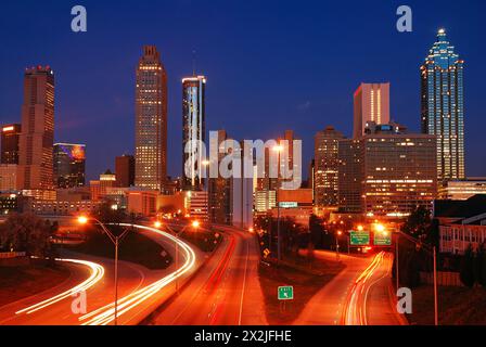 Während der Hauptverkehrszeit treten Verkehrsmuster auf, wenn Pendler auf einer Autobahn nach und von Atlanta, Georgia, fahren Stockfoto