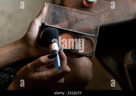 Der junge Transgender-Mann (26) ist in seinem Zimmer und zeigt sein Make-up. Transgender-Konzept Stockfoto