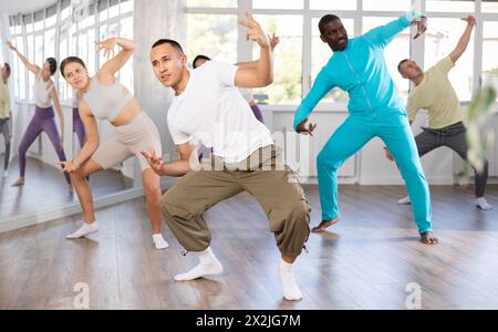 Junger asiatischer Mann, der Breakdance in der Trainingshalle übt Stockfoto