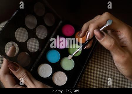 Junger Transgender-Mann (22) ist in seinem Zimmer und zeigt sein Make-up. Transgender-Konzept Stockfoto