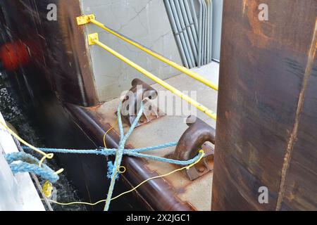 Anlegestellen von Schiffspollern mit blauen Seilen mit großem Durchmesser, um eine Fähre am Dock zu halten Stockfoto