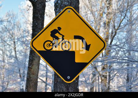 Mountainbike-Trail, Warnschild für plötzlichen Sturz, schwarzes und gelbes Warnschild Stockfoto