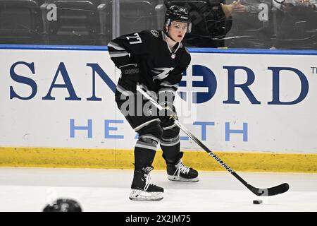 Fargo Force Stürmer Mac Swanson (27) wärmt sich vor dem zweiten Spiel des USHL Clark Cup in der zweiten Runde zwischen dem Tri-City Storm und den Fargo Force in der Scheels Arena in Fargo, ND am Montag, den 22. April 2024 auf. Fargo führt die Serie 1-0 an. Foto: Russell Hons/CSM (Foto: © Russell Hons/Cal Sport Media) Stockfoto