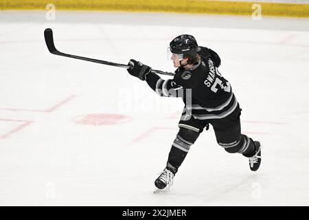 Fargo Force Stürmer Mac Swanson (27) wärmt sich vor dem zweiten Spiel des USHL Clark Cup in der zweiten Runde zwischen dem Tri-City Storm und den Fargo Force in der Scheels Arena in Fargo, ND am Montag, den 22. April 2024 auf. Fargo führt die Serie 1-0 an. Foto: Russell Hons/CSM (Foto: © Russell Hons/Cal Sport Media) Stockfoto