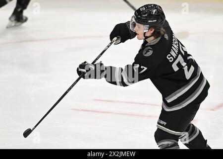 Fargo Force Stürmer Mac Swanson (27) wärmt sich vor dem zweiten Spiel des USHL Clark Cup in der zweiten Runde zwischen dem Tri-City Storm und den Fargo Force in der Scheels Arena in Fargo, ND am Montag, den 22. April 2024 auf. Fargo führt die Serie 1-0 an. Foto von Russell Hons/CSM Stockfoto