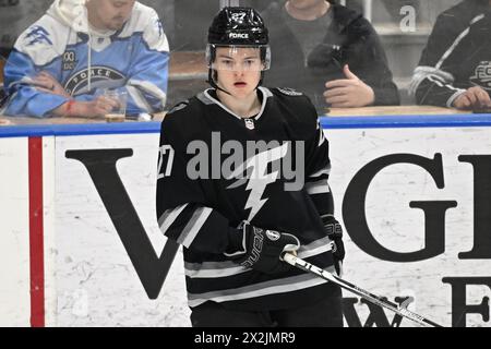 Fargo Force Stürmer Mac Swanson (27) wärmt sich vor dem zweiten Spiel des USHL Clark Cup in der zweiten Runde zwischen dem Tri-City Storm und den Fargo Force in der Scheels Arena in Fargo, ND am Montag, den 22. April 2024 auf. Fargo führt die Serie 1-0 an. Foto von Russell Hons/CSM Stockfoto