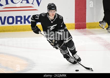 Fargo Force Stürmer Mac Swanson (27) wärmt sich vor dem zweiten Spiel des USHL Clark Cup in der zweiten Runde zwischen dem Tri-City Storm und den Fargo Force in der Scheels Arena in Fargo, ND am Montag, den 22. April 2024 auf. Fargo führt die Serie 1-0 an. Foto von Russell Hons/CSM Stockfoto