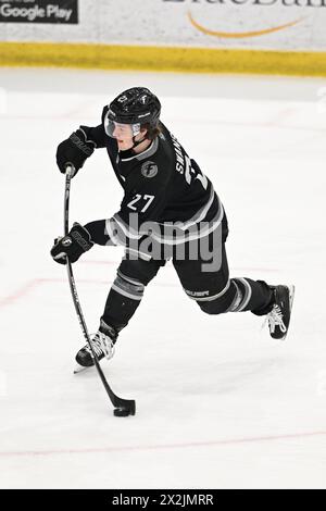 Fargo Force Stürmer Mac Swanson (27) wärmt sich vor dem zweiten Spiel des USHL Clark Cup in der zweiten Runde zwischen dem Tri-City Storm und den Fargo Force in der Scheels Arena in Fargo, ND am Montag, den 22. April 2024 auf. Fargo führt die Serie 1-0 an. Foto von Russell Hons/CSM Stockfoto