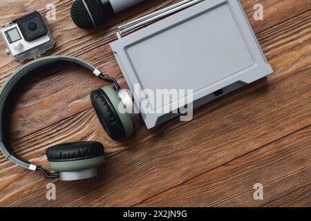 Set mit modernen Geräten auf hölzernem Hintergrund, Großaufnahme Stockfoto