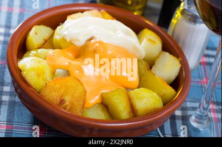 Patatas Bravas – traditioneller spanischer Snack Stockfoto