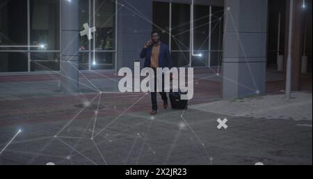 Bild des Netzes der Verbindungen über afrikanische amercianer-Geschäftsmann mit Koffer Stockfoto