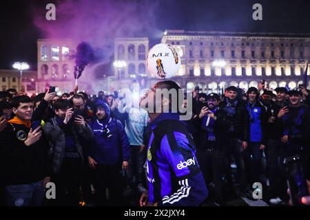 Mailand, Italien. April 2024. Mailand, die Feier der zwanzigsten Meisterschaft des FC Internazionale nach dem Sieg des Derby gegen Mailand auf der Piazza Duomo. Auf dem Foto: TikToker Gilbert Nana Credit: Independent Photo Agency/Alamy Live News Stockfoto