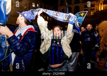 Mailand, Italien. April 2024. Fans des FC Internazionale feiern am 22. April 2024 den Meisterschaftssieg – den Scudetto – auf der Piazza Duomo in Mailand. Der Sieg erfolgte nach dem Derby gegen den AC Milan, der vom FC Internazionale 2-1 gewonnen wurde Stockfoto