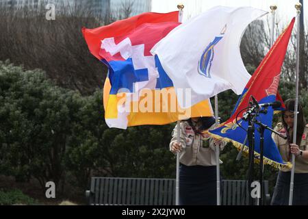 Boston, Ma, USA. April 2024. Armenier und Freunde nehmen am 109. Jahrestag des Völkermordes an den Armeniern 1915 durch die osmanische Regierung Teil. Die diesjährige Veranstaltung ist von immenser Bedeutung, insbesondere angesichts der jüngsten ethnischen Säuberung der Armenier aus Berg-Karabch im September letzten Jahres durch die Streitkräfte der Regierung Aserbaidschans. Die Veranstaltung im Armenian Heritage Park auf dem Rose Kennedy Greenway bot mehrere Redner und musikalische Darbietungen. (Kreditbild: © Kenneth Martin/ZUMA Press Wire) NUR REDAKTIONELLE VERWENDUNG! Nicht für kommerzielle ZWECKE! Stockfoto