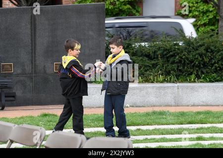 Boston, Ma, USA. April 2024. Armenier und Freunde nehmen am 109. Jahrestag des Völkermordes an den Armeniern 1915 durch die osmanische Regierung Teil. Die diesjährige Veranstaltung ist von immenser Bedeutung, insbesondere angesichts der jüngsten ethnischen Säuberung der Armenier aus Berg-Karabch im September letzten Jahres durch die Streitkräfte der Regierung Aserbaidschans. Die Veranstaltung im Armenian Heritage Park auf dem Rose Kennedy Greenway bot mehrere Redner und musikalische Darbietungen. (Kreditbild: © Kenneth Martin/ZUMA Press Wire) NUR REDAKTIONELLE VERWENDUNG! Nicht für kommerzielle ZWECKE! Stockfoto