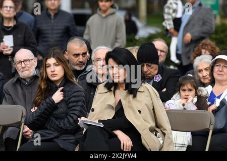 Boston, Ma, USA. April 2024. Armenier und Freunde nehmen am 109. Jahrestag des Völkermordes an den Armeniern 1915 durch die osmanische Regierung Teil. Die diesjährige Veranstaltung ist von immenser Bedeutung, insbesondere angesichts der jüngsten ethnischen Säuberung der Armenier aus Berg-Karabch im September letzten Jahres durch die Streitkräfte der Regierung Aserbaidschans. Die Veranstaltung im Armenian Heritage Park auf dem Rose Kennedy Greenway bot mehrere Redner und musikalische Darbietungen. (Kreditbild: © Kenneth Martin/ZUMA Press Wire) NUR REDAKTIONELLE VERWENDUNG! Nicht für kommerzielle ZWECKE! Stockfoto