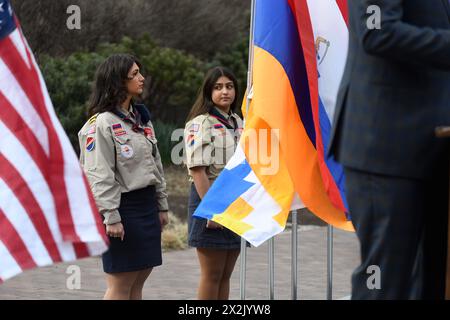 Boston, Ma, USA. April 2024. Armenier und Freunde nehmen am 109. Jahrestag des Völkermordes an den Armeniern 1915 durch die osmanische Regierung Teil. Die diesjährige Veranstaltung ist von immenser Bedeutung, insbesondere angesichts der jüngsten ethnischen Säuberung der Armenier aus Berg-Karabch im September letzten Jahres durch die Streitkräfte der Regierung Aserbaidschans. Die Veranstaltung im Armenian Heritage Park auf dem Rose Kennedy Greenway bot mehrere Redner und musikalische Darbietungen. (Kreditbild: © Kenneth Martin/ZUMA Press Wire) NUR REDAKTIONELLE VERWENDUNG! Nicht für kommerzielle ZWECKE! Stockfoto