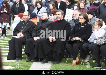 Boston, Ma, USA. April 2024. Armenier und Freunde nehmen am 109. Jahrestag des Völkermordes an den Armeniern 1915 durch die osmanische Regierung Teil. Die diesjährige Veranstaltung ist von immenser Bedeutung, insbesondere angesichts der jüngsten ethnischen Säuberung der Armenier aus Berg-Karabch im September letzten Jahres durch die Streitkräfte der Regierung Aserbaidschans. Die Veranstaltung im Armenian Heritage Park auf dem Rose Kennedy Greenway bot mehrere Redner und musikalische Darbietungen. (Kreditbild: © Kenneth Martin/ZUMA Press Wire) NUR REDAKTIONELLE VERWENDUNG! Nicht für kommerzielle ZWECKE! Stockfoto