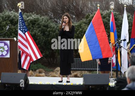 Boston, Ma, USA. April 2024. Armenier und Freunde nehmen am 109. Jahrestag des Völkermordes an den Armeniern 1915 durch die osmanische Regierung Teil. Die diesjährige Veranstaltung ist von immenser Bedeutung, insbesondere angesichts der jüngsten ethnischen Säuberung der Armenier aus Berg-Karabch im September letzten Jahres durch die Streitkräfte der Regierung Aserbaidschans. Die Veranstaltung im Armenian Heritage Park auf dem Rose Kennedy Greenway bot mehrere Redner und musikalische Darbietungen. (Kreditbild: © Kenneth Martin/ZUMA Press Wire) NUR REDAKTIONELLE VERWENDUNG! Nicht für kommerzielle ZWECKE! Stockfoto