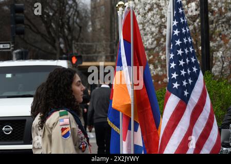 Boston, Ma, USA. April 2024. Armenier und Freunde nehmen am 109. Jahrestag des Völkermordes an den Armeniern 1915 durch die osmanische Regierung Teil. Die diesjährige Veranstaltung ist von immenser Bedeutung, insbesondere angesichts der jüngsten ethnischen Säuberung der Armenier aus Berg-Karabch im September letzten Jahres durch die Streitkräfte der Regierung Aserbaidschans. Die Veranstaltung im Armenian Heritage Park auf dem Rose Kennedy Greenway bot mehrere Redner und musikalische Darbietungen. (Kreditbild: © Kenneth Martin/ZUMA Press Wire) NUR REDAKTIONELLE VERWENDUNG! Nicht für kommerzielle ZWECKE! Stockfoto