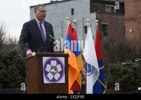 Boston, Ma, USA. April 2024. Armenier und Freunde nehmen am 109. Jahrestag des Völkermordes an den Armeniern 1915 durch die osmanische Regierung Teil. Die diesjährige Veranstaltung ist von immenser Bedeutung, insbesondere angesichts der jüngsten ethnischen Säuberung der Armenier aus Berg-Karabch im September letzten Jahres durch die Streitkräfte der Regierung Aserbaidschans. Die Veranstaltung im Armenian Heritage Park auf dem Rose Kennedy Greenway bot mehrere Redner und musikalische Darbietungen. (Kreditbild: © Kenneth Martin/ZUMA Press Wire) NUR REDAKTIONELLE VERWENDUNG! Nicht für kommerzielle ZWECKE! Stockfoto