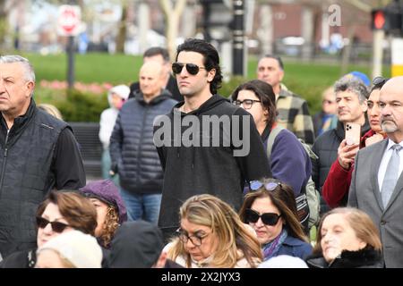 Boston, Ma, USA. April 2024. Armenier und Freunde nehmen am 109. Jahrestag des Völkermordes an den Armeniern 1915 durch die osmanische Regierung Teil. Die diesjährige Veranstaltung ist von immenser Bedeutung, insbesondere angesichts der jüngsten ethnischen Säuberung der Armenier aus Berg-Karabch im September letzten Jahres durch die Streitkräfte der Regierung Aserbaidschans. Die Veranstaltung im Armenian Heritage Park auf dem Rose Kennedy Greenway bot mehrere Redner und musikalische Darbietungen. (Kreditbild: © Kenneth Martin/ZUMA Press Wire) NUR REDAKTIONELLE VERWENDUNG! Nicht für kommerzielle ZWECKE! Stockfoto