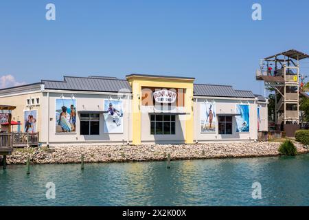 Der Ron Jon Surf Shop befindet sich am Ufer des Lake Broadway am Broadway at the Beach in Myrtle Beach, South Carolina, USA. Stockfoto