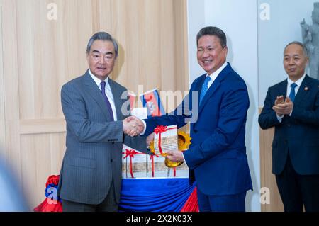 Phnom Penh, Kambodscha. April 2024. Der chinesische Außenminister Wang Yi (L), auch Mitglied des Politbüros des Zentralkomitees der Kommunistischen Partei Chinas (KPC), und der stellvertretende kambodschanische Premierminister Sun Chanthol nahm am 22. April 2024 an einer Auftaktveranstaltung für die Khmer-Version eines chinesischen Buches mit dem Titel Zoll Kambodschas in Phnom Penh, Kambodscha, Teil. Quelle: Sovannara/Xinhua/Alamy Live News Stockfoto