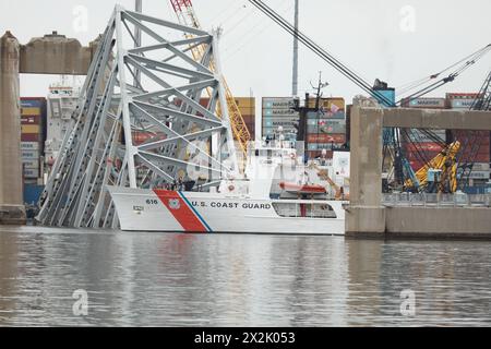 Die Wrackbeseitigung wird am 21. April bei der Fort McHenry Federal Navigation Channel Response fortgesetzt. Die Beseitigung von Trümmern und Wrackteilen wird fortgesetzt, um die sichere und effiziente Öffnung des Fort McHenry-Kanals zu unterstützen. (Key Bridge Response 2024 Unified Command Foto von Christopher Rosario, Spezialist für visuelle Information der US Army Corps of Engineers) Stockfoto