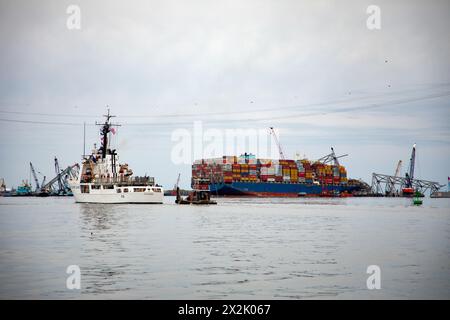 Die Wrackbeseitigung wird am 21. April bei der Fort McHenry Federal Navigation Channel Response fortgesetzt. Die Beseitigung von Trümmern und Wrackteilen wird fortgesetzt, um die sichere und effiziente Öffnung des Fort McHenry-Kanals zu unterstützen. (Key Bridge Response 2024 Unified Command Foto von Christopher Rosario, Spezialist für visuelle Information der US Army Corps of Engineers) Stockfoto