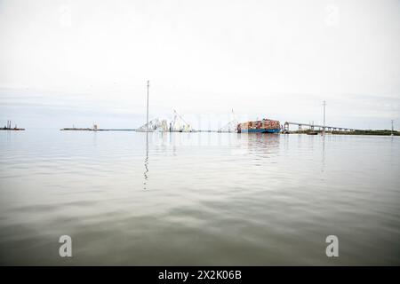 Die Wrackbeseitigung wird am 21. April bei der Fort McHenry Federal Navigation Channel Response fortgesetzt. Die Beseitigung von Trümmern und Wrackteilen wird fortgesetzt, um die sichere und effiziente Öffnung des Fort McHenry-Kanals zu unterstützen. (Key Bridge Response 2024 Unified Command Foto von Christopher Rosario, Spezialist für visuelle Information der US Army Corps of Engineers) Stockfoto