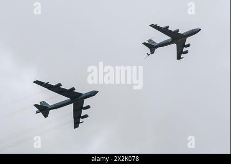 Ein B-52H Stratofortress Flugzeug und ein KC-135 Stratotanker Flugzeug führen einen Überflug während eines Lakota Stammeseinsatzes in Fort Yates, North Dakota, am 18. April 2024 durch. General Mike Minihan, Befehlshaber des Air Mobility Command, leitete ein Team von Führern aus dem gesamten AMC und der Region North Dakota, das den Tag mit Schülern der Standing Rock Community School und der lokalen Stammesgemeinschaft verbrachte, um das Engagement der Air Force zu demonstrieren, die Barrieren für Mitglieder indigener Nationen abzubauen, um Beziehungen zu den zu pflegen Lakota- und Dakota-Nationen des Standing Rock Sioux-Stammes. Flieger, die F zugewiesen sind Stockfoto