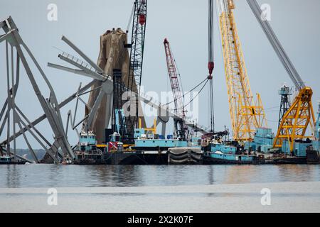 Die Wrackbeseitigung wird am 21. April bei der Fort McHenry Federal Navigation Channel Response fortgesetzt. Die Beseitigung von Trümmern und Wrackteilen wird fortgesetzt, um die sichere und effiziente Öffnung des Fort McHenry-Kanals zu unterstützen. (Key Bridge Response 2024 Unified Command Foto von Christopher Rosario, Spezialist für visuelle Information der US Army Corps of Engineers) Stockfoto