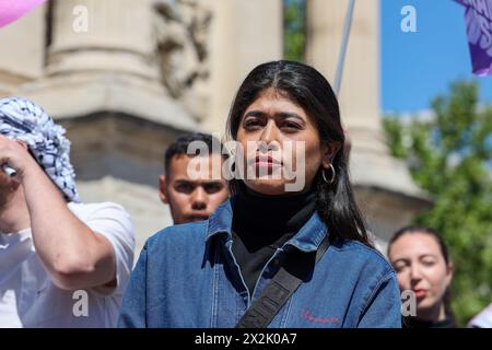 Marseille, Frankreich. April 2024. Rima Hassan, zu Beginn des demonstrationsmarsches für Palästina in Marseille gesehen. Die junge Französin palästinensischer Abstammung, Kandidatin für die Europawahlen der Partei La France Insoumise (LFI), wurde in Syrien im palästinensischen Flüchtlingslager Neirab bei Aleppo geboren.nachdem sie einer öffentlichen Konferenz beraubt wurde, Ende des Monats wurde sie von der Polizei wegen "Entschuldigung eines Terroranschlags" angehört. Quelle: SOPA Images Limited/Alamy Live News Stockfoto