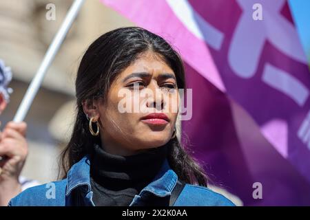 Marseille, Frankreich. April 2024. Rima Hassan, zu Beginn des demonstrationsmarsches für Palästina in Marseille gesehen. Die junge Französin palästinensischer Abstammung, Kandidatin für die Europawahlen der Partei La France Insoumise (LFI), wurde in Syrien im palästinensischen Flüchtlingslager Neirab bei Aleppo geboren.nachdem sie einer öffentlichen Konferenz beraubt wurde, Ende des Monats wurde sie von der Polizei wegen "Entschuldigung eines Terroranschlags" angehört. Quelle: SOPA Images Limited/Alamy Live News Stockfoto