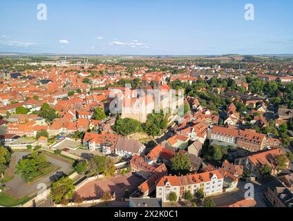 Aus der Vogelperspektive auf das berühmte Schloss Quedlinburg, im wunderschönen goldenen Abendlicht, Sachsen-Anhalt, Deutschland Stockfoto