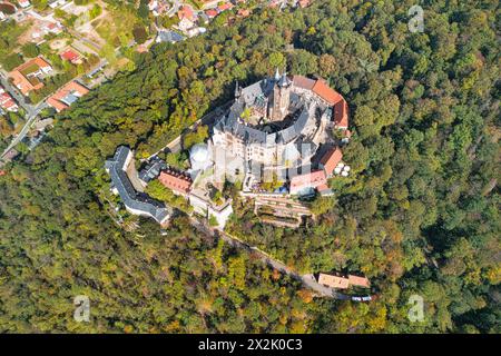 Blick aus der Vogelperspektive auf das berühmte Schloss Wernigerode, im wunderschönen goldenen Abendlicht, Sachsen-Anhalt, Deutschland Stockfoto