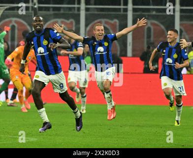 Mailand, Italien. April 2024. Die Spieler des FC Inter feiern am 22. April 2024 das Ende eines Fußballspiels der Serie A zwischen dem AC Mailand und dem FC Inter in Mailand. Quelle: Alberto Lingria/Xinhua/Alamy Live News Stockfoto