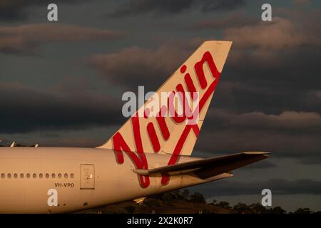 VIRGIN AUSTRALIA Schwanz eines Flugzeugs mit dunklem, bewölktem, stimmungsvollem, stürmischem Hintergrund. Gesehen am Wellcamp Airport, Toowoomba, Queensland. Stockfoto