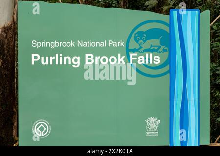 Begrüßungsschild mit Regenwald im Hintergrund zum Springbrook Nationalpark in Queensland, Australien. Stockfoto