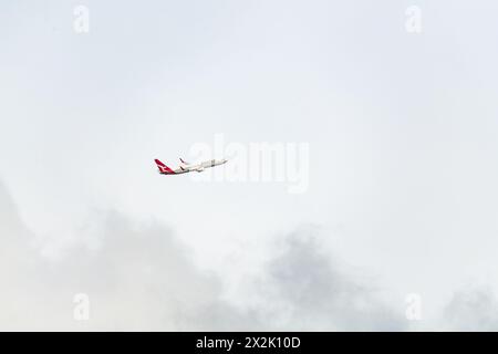 Coolangatta Airport, New South Wales, Australien - 24. April 2022: Qantas kommerzielle Fluggesellschaft fliegt mit bewölktem Hintergrund durch die Luft. Stockfoto