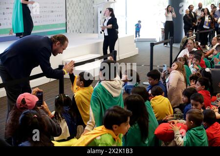 Mexiko-Stadt, Mexiko. April 2024. Santiago Taboada, Kandidat für den Regierungschef von Mexiko-Stadt von der Koalition Va por la Ciudad de México, begrüßt Kinder während der Unterzeichnung des Pakts für die frühkindliche Kindheit im Papalote-Museum. Am 22. April 2024 in Mexiko-Stadt. (Foto: Luis Barron/Eyepix Group/SIPA USA) Credit: SIPA USA/Alamy Live News Stockfoto