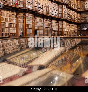 Rom. April 2024. Dieses Foto vom 22. April 2024 zeigt die Sammlungen und Manuskripte der Biblioteca Angelica Bibliothek in Rom, Italien. Die 1604 gegründete Biblioteca Angelica ist die älteste öffentliche Bibliothek Roms. Der diesjährige Weltbuchtag fällt auf Dienstag. Quelle: Li Jing/Xinhua/Alamy Live News Stockfoto