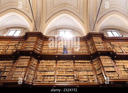 Rom, Italien. April 2024. Ein Mitarbeiter läuft in der Bibliothek Biblioteca Angelica in Rom, Italien, 22. April 2024. Die 1604 gegründete Biblioteca Angelica ist die älteste öffentliche Bibliothek Roms. Der diesjährige Weltbuchtag fällt auf Dienstag. Quelle: Li Jing/Xinhua/Alamy Live News Stockfoto