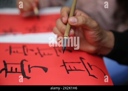 Mexiko-Stadt, Mexiko. April 2024. Eine Person praktiziert chinesische Kalligraphie bei einer Kalligraphie-Ausstellung in Mexiko-Stadt, Mexiko, 20. April 2024. Quelle: Francisco Canedo/Xinhua/Alamy Live News Stockfoto