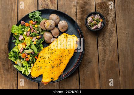 Fischgericht – gebratene Forelle in Zwiebelsauce gebadet Stockfoto